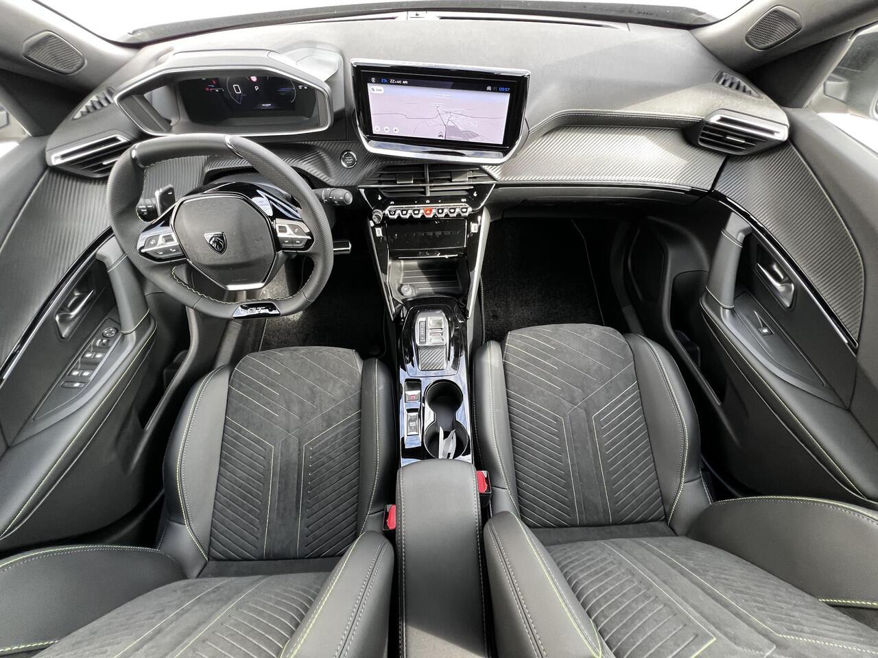 Peugeot 2008 Hybrid 145 GT / 8 jaar Garantie / Elektr. schuifdak en bestuurdersstoel / Alcantara Bekleding / Stoelverwarming / Camera 360° / Adapt. CC / Navi / Apple Carplay Android / 17" LM wielen /