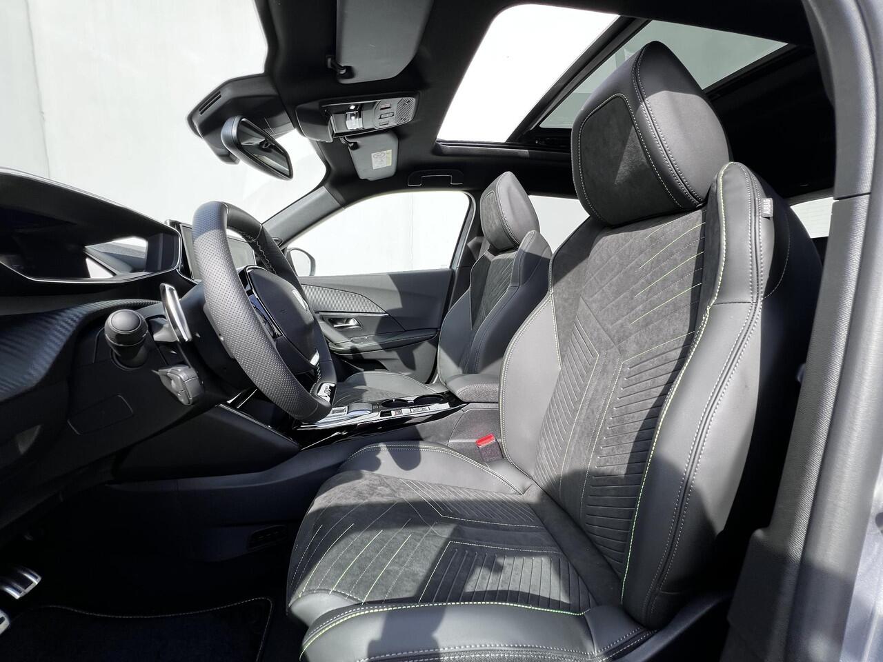 Peugeot 2008 Hybrid 145 GT / 8 jaar Garantie / Elektr. schuifdak en bestuurdersstoel / Alcantara Bekleding / Stoelverwarming / Camera 360° / Adapt. CC / Navi / Apple Carplay Android / 17" LM wielen /