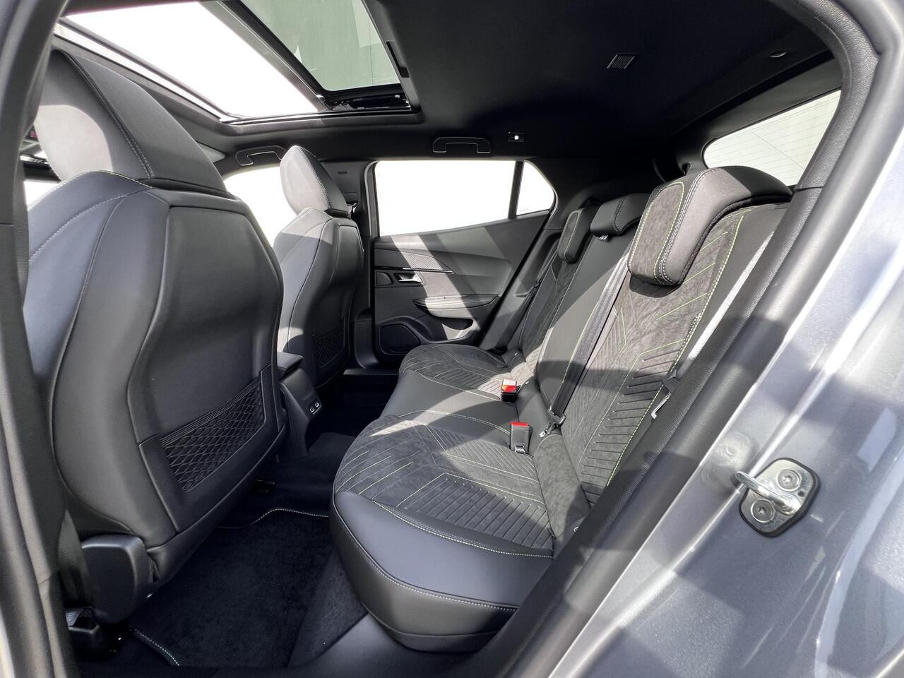 Peugeot 2008 Hybrid 145 GT / 8 jaar Garantie / Elektr. schuifdak en bestuurdersstoel / Alcantara Bekleding / Stoelverwarming / Camera 360° / Adapt. CC / Navi / Apple Carplay Android / 17" LM wielen /