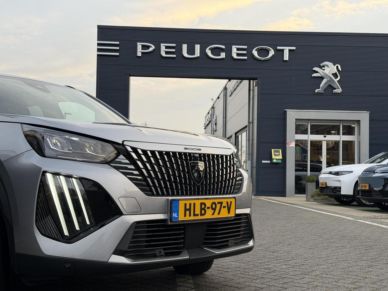 Peugeot 2008 Allure 1.2 Hybrid 145PK e-DCS6 Automaat Navigatie, Rondomzichtcamera, Keyless, Adaptieve Cruise Control, Climate Control, Apple Carplay, Android Auto
