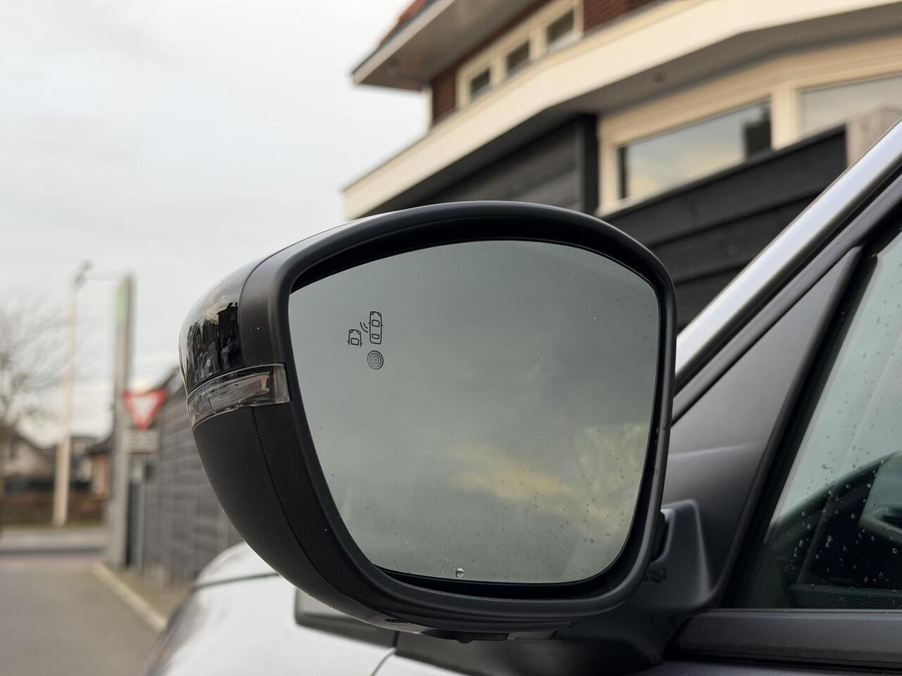 Peugeot 2008 Allure 1.2 Hybrid 145PK e-DCS6 Automaat Navigatie, Rondomzichtcamera, Keyless, Adaptieve Cruise Control, Climate Control, Apple Carplay, Android Auto