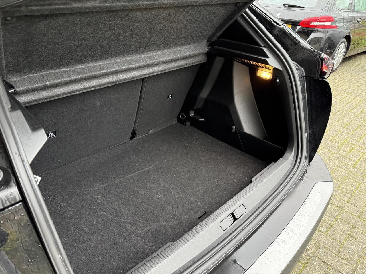 Peugeot 2008 1.2 Hybrid 145 Allure | Climate & Cruise Control | Parkeersensoren voor + achter | AppleCarplay/Android Auto |