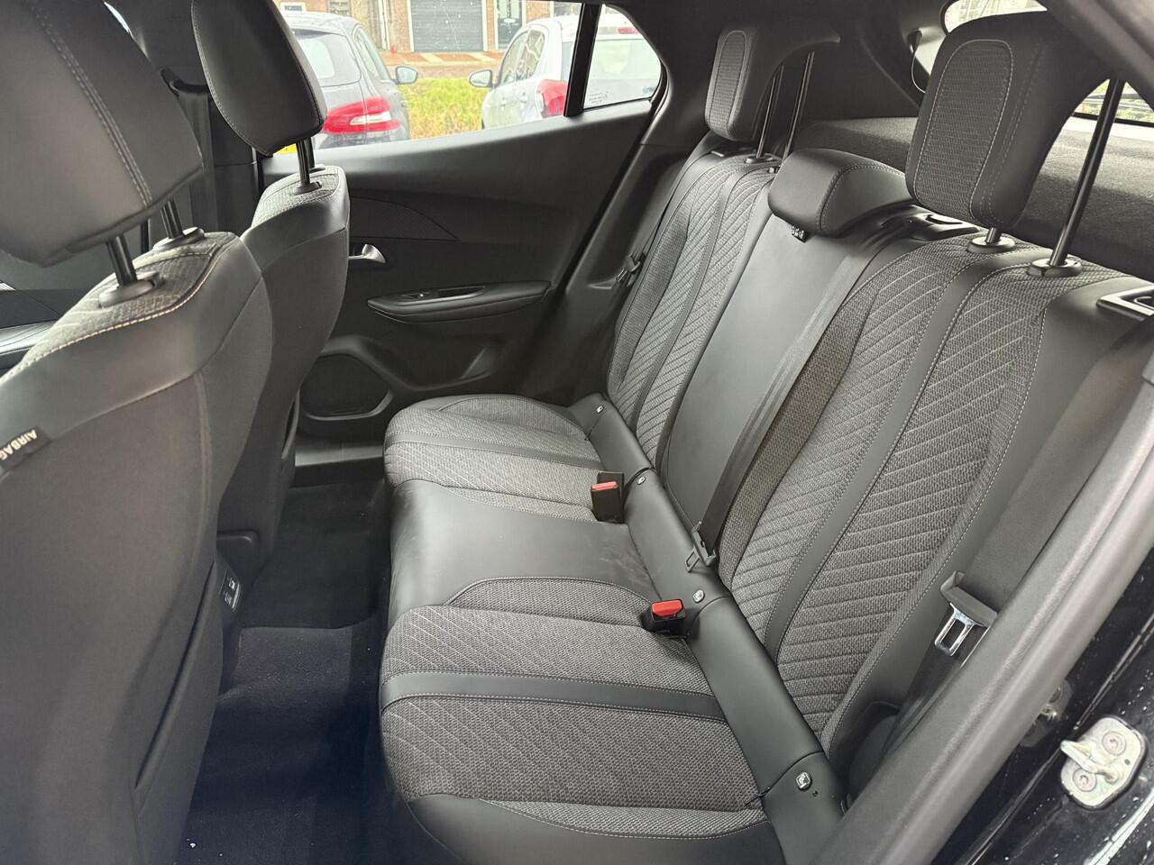 Peugeot 2008 1.2 Hybrid 145 Allure | Climate & Cruise Control | Parkeersensoren voor + achter | AppleCarplay/Android Auto |