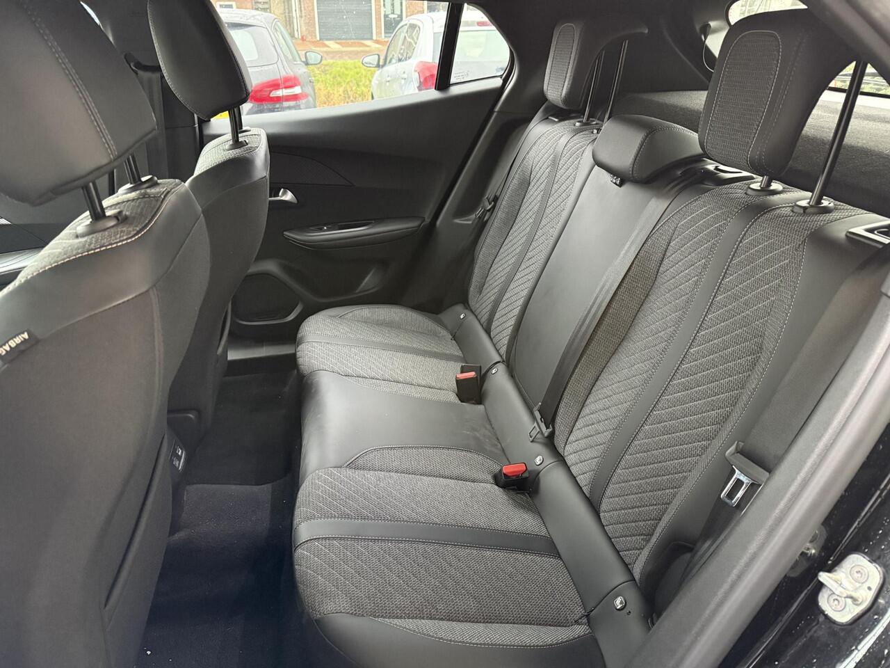 Peugeot 2008 1.2 Hybrid 145 Allure | Climate & Cruise Control | Parkeersensoren voor + achter | AppleCarplay/Android Auto |