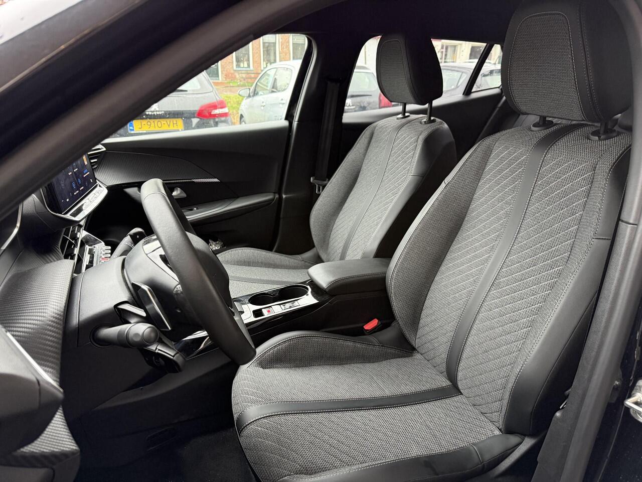 Peugeot 2008 1.2 Hybrid 145 Allure | Climate & Cruise Control | Parkeersensoren voor + achter | AppleCarplay/Android Auto |