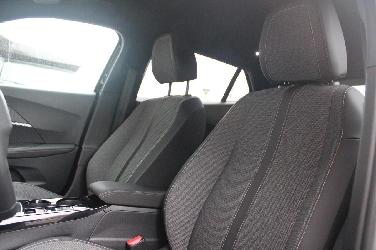 Peugeot 2008 1.2 100PK ALLURE PACK | CAMERA VOOR + ACHTER | NAVIGATIE | TREKHAAK | DRAADLOZE APPLE CARPLAY/ANDROID AUTO | DRAADLOZE TELEFOONLADER | CLIMATE CONTROL | LICHTMETALEN VELGEN 17" | ADAPTIVE CRUISE CONTROL | DAB+ RADIO | KEYLESS ENTRY/START | DODEHOEK DETECT