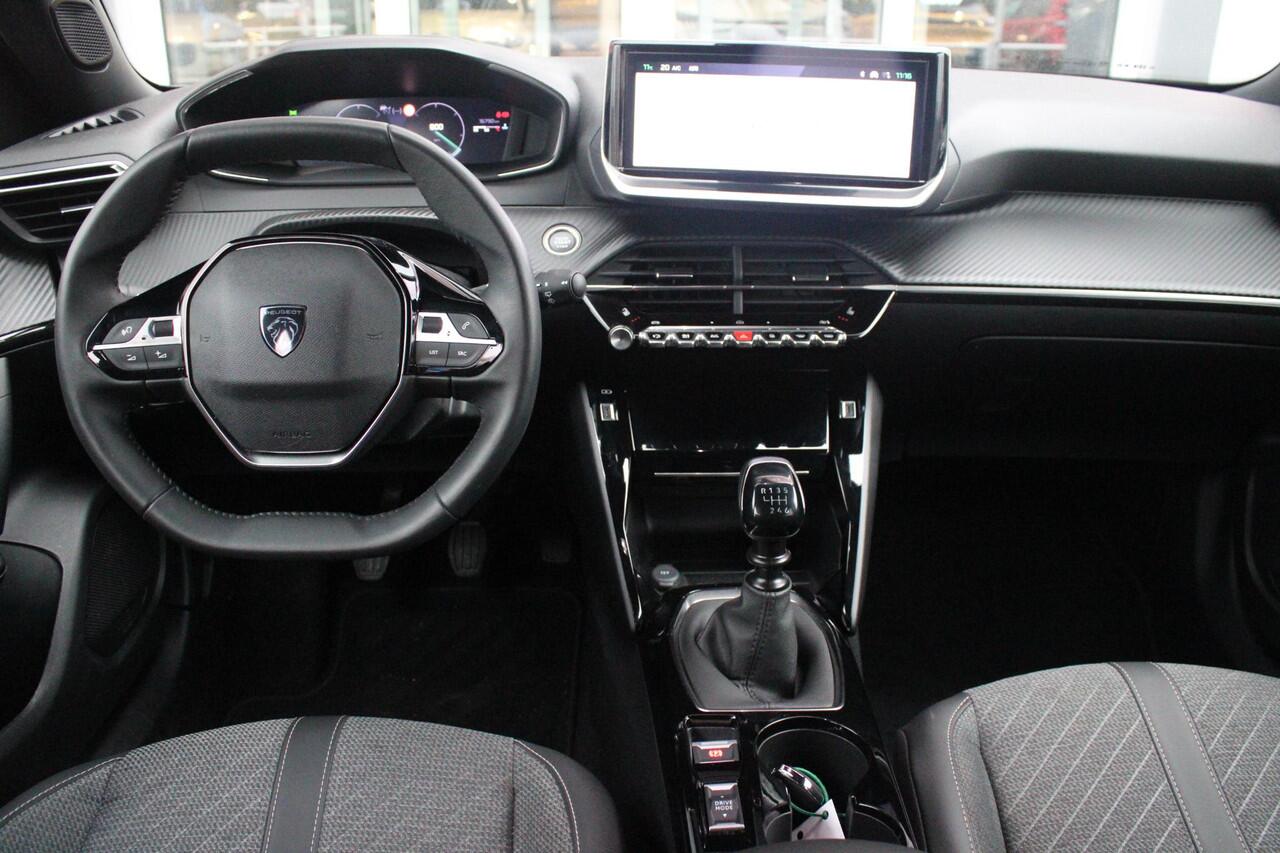 Peugeot 2008 1.2 100PK ALLURE PACK | CAMERA VOOR + ACHTER | NAVIGATIE | TREKHAAK | DRAADLOZE APPLE CARPLAY/ANDROID AUTO | DRAADLOZE TELEFOONLADER | CLIMATE CONTROL | LICHTMETALEN VELGEN 17" | ADAPTIVE CRUISE CONTROL | DAB+ RADIO | KEYLESS ENTRY/START | DODEHOEK DETECT