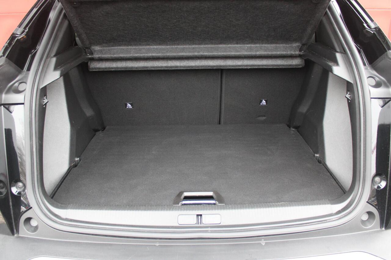 Peugeot 2008 1.2 100PK ALLURE PACK | CAMERA VOOR + ACHTER | NAVIGATIE | TREKHAAK | DRAADLOZE APPLE CARPLAY/ANDROID AUTO | DRAADLOZE TELEFOONLADER | CLIMATE CONTROL | LICHTMETALEN VELGEN 17" | ADAPTIVE CRUISE CONTROL | DAB+ RADIO | KEYLESS ENTRY/START | DODEHOEK DETECT