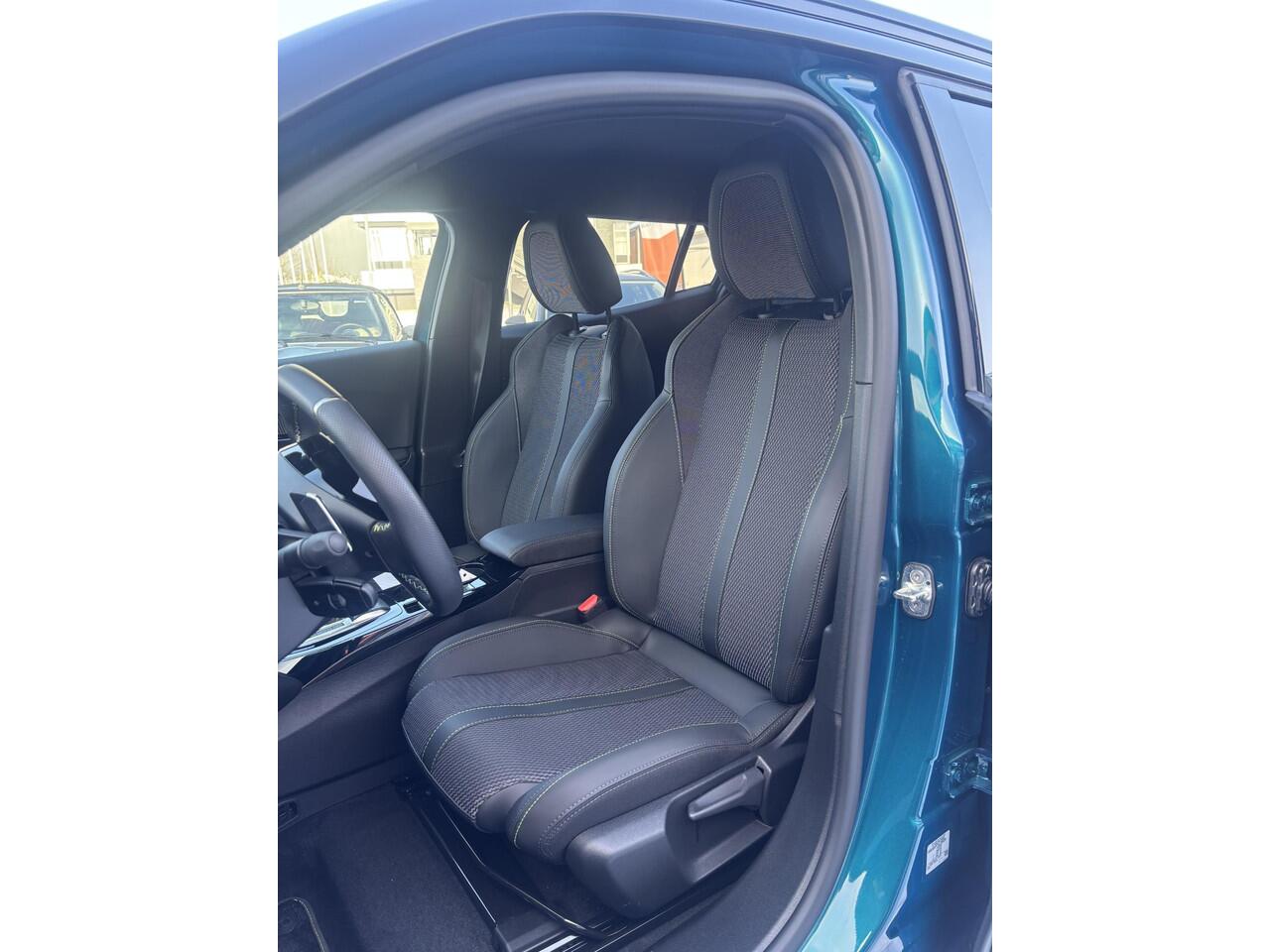 Peugeot 2008 HYBRID 145 e-DSC6 GT