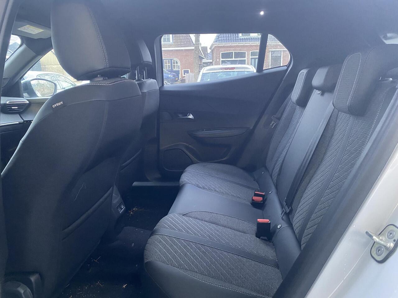 Peugeot 2008 1.2 Hybrid 145 Allure |Voorstoelen verwarmd| Camera | Climate & Cruise Control | AppleCarplay/Android Auto |