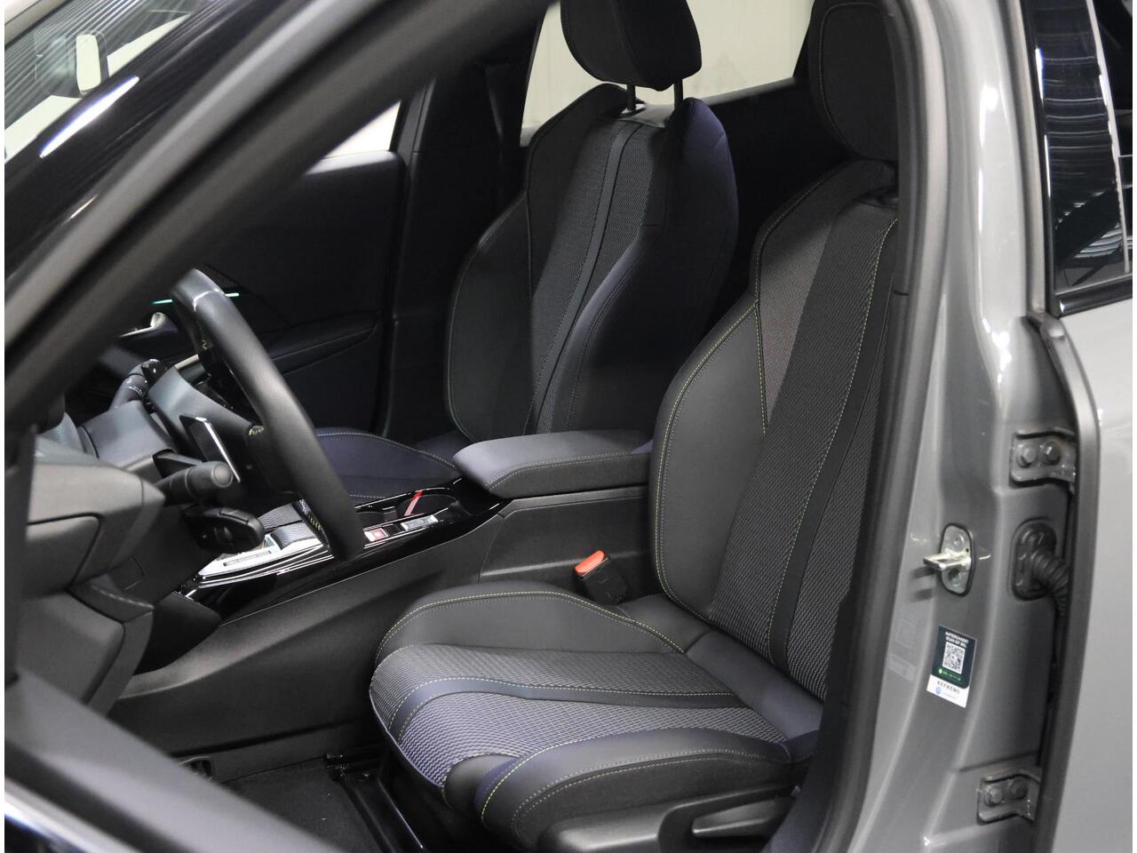 Peugeot 2008 1.2 Hybrid 136PK GT | 1ste eigenaar | AppleCarPlay/AndroidAuto | Climate Control | Cruise Control | 360'Camera | FULL LED | Navigatie | LMV | Parkeersensoren | Privacy Glass | Isofix | Two-Tone | Sfeerverlichting |