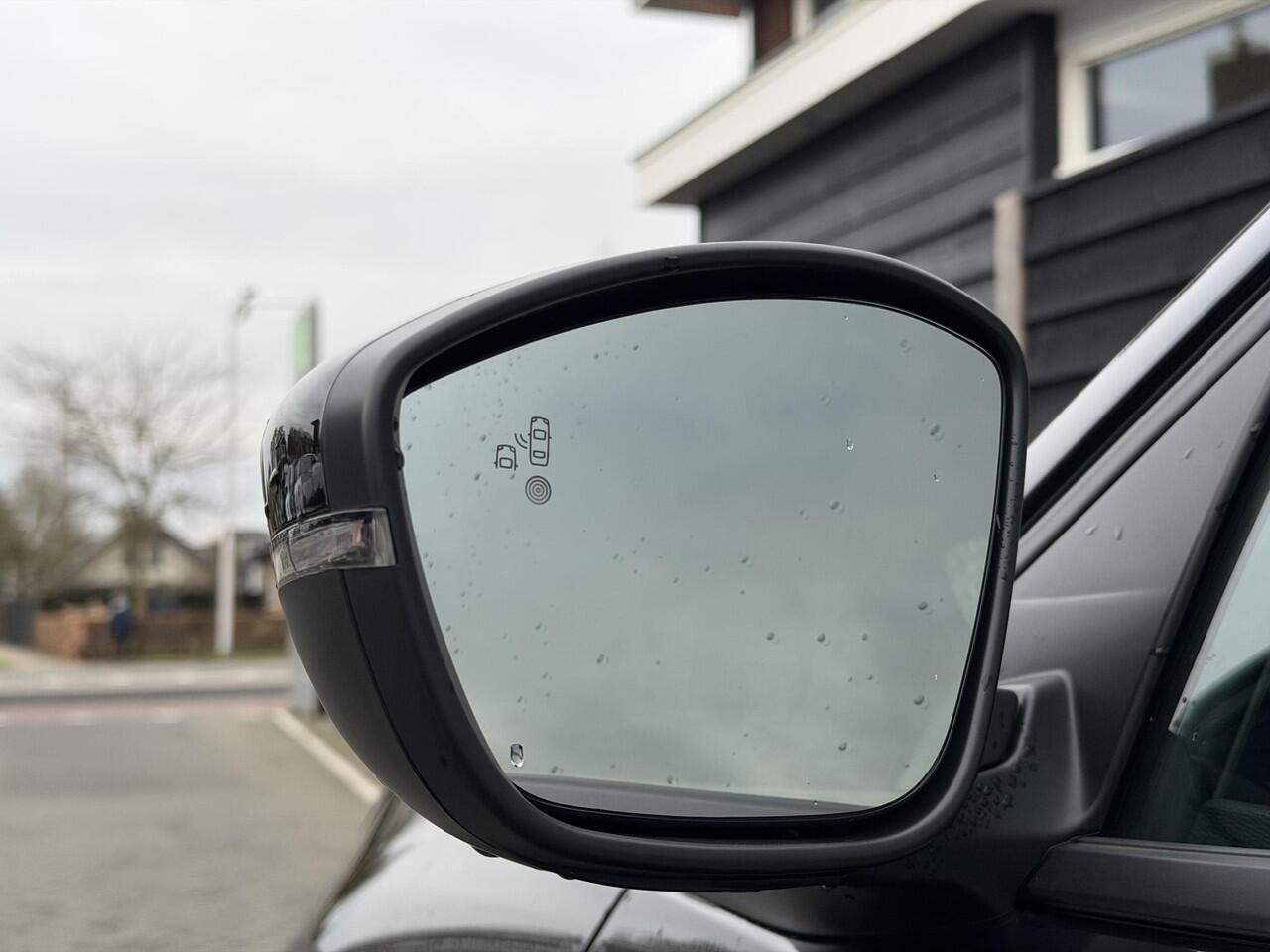 Peugeot 2008 Allure 1.2 Hybrid 145PK e-DCS6 Automaat Navigatie, Camera Voor & Achter, Keyless, Parkeersensoren, Apple Carplay, Android Auto