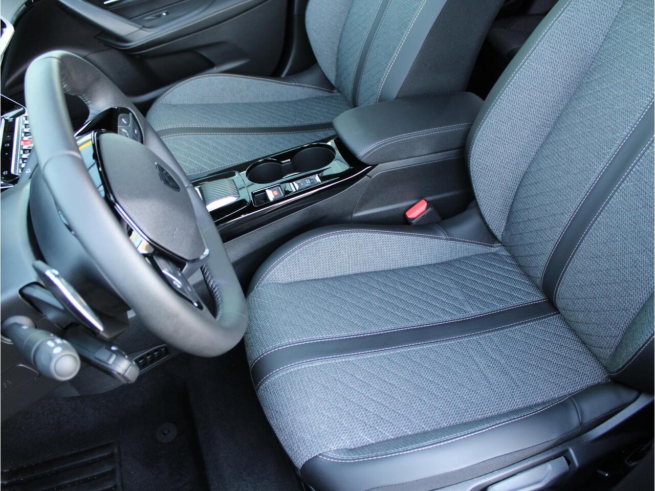 Peugeot 2008 1.2 Hybrid 136 Allure Automaat | Navi / Camera / Climate