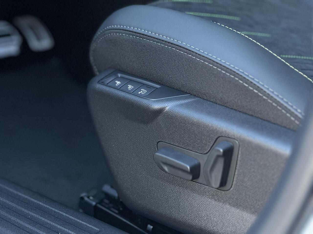 Peugeot 2008 1.2 Hybrid 145 GT | Alcantara | Stoelmassage/-verwarming | Keyless Entry/Start | Full LED | Climate Control | Adaptive Cruise Control | Apple Carplay/Android Auto | Navigatie | Draadloze telefoonlader | Dodehoek | Parkeercamera/-sensoren |