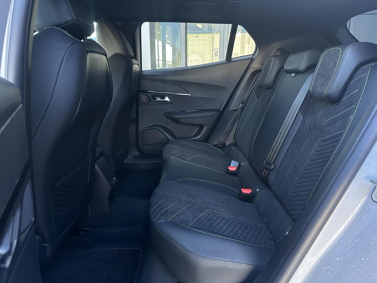 Peugeot 2008 1.2 Hybrid 145 GT | Alcantara | Stoelmassage/-verwarming | Keyless Entry/Start | Full LED | Climate Control | Adaptive Cruise Control | Apple Carplay/Android Auto | Navigatie | Draadloze telefoonlader | Dodehoek | Parkeercamera/-sensoren |