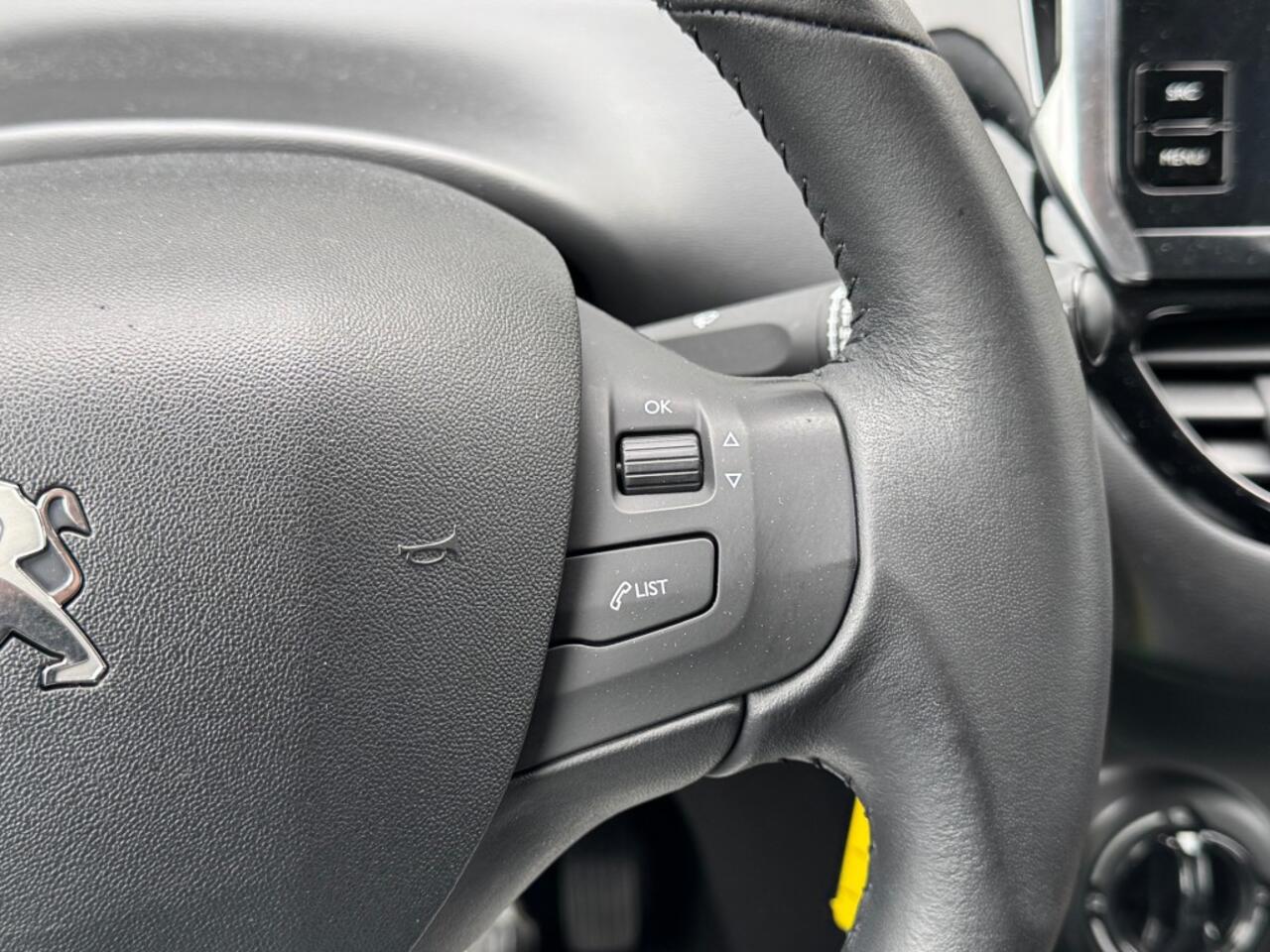 Peugeot 208 1.2 PureTech Blue Lion - Carplay/Android - Trekhaak