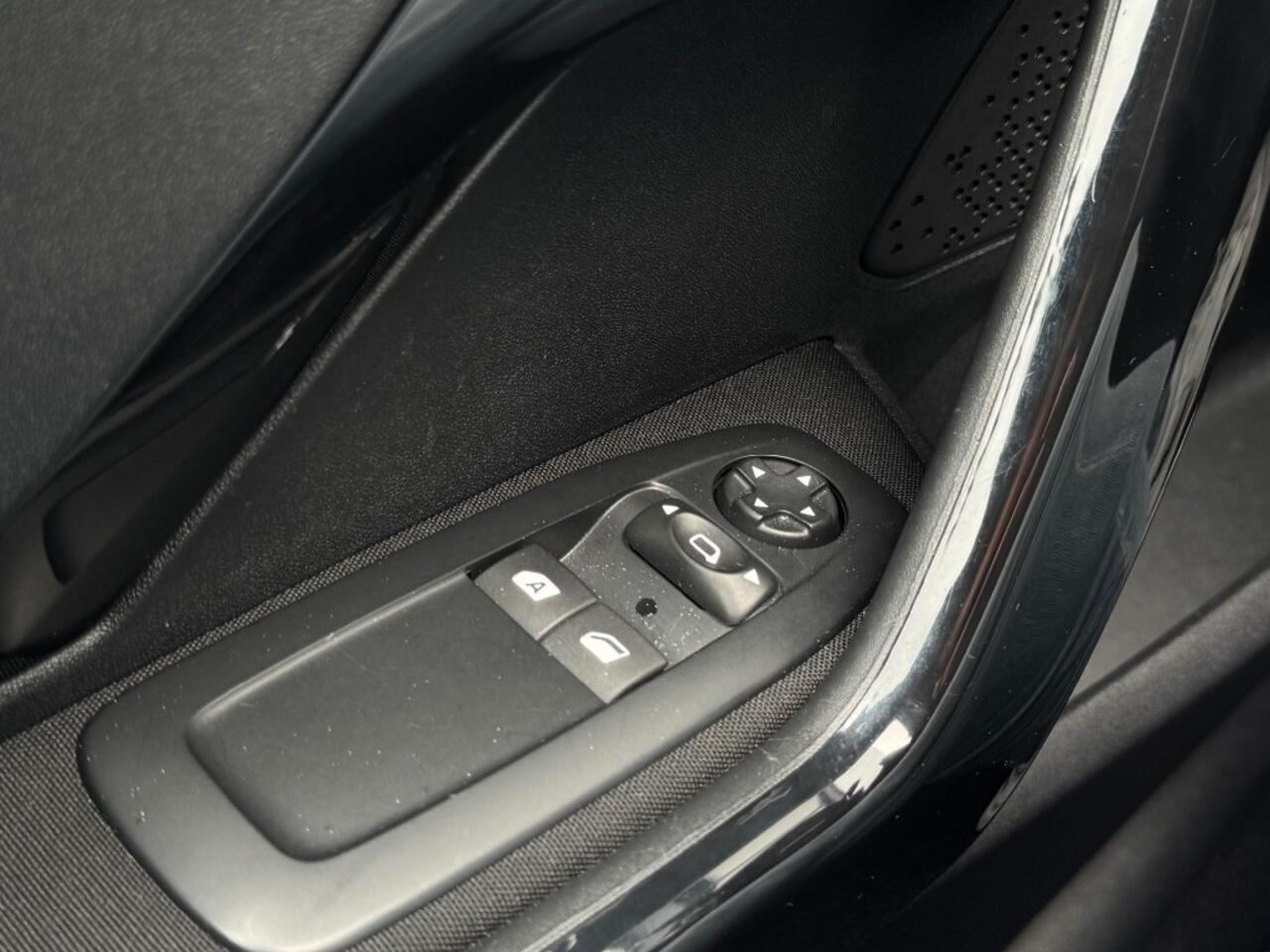 Peugeot 208 1.2 PureTech Blue Lion - Carplay/Android - Trekhaak