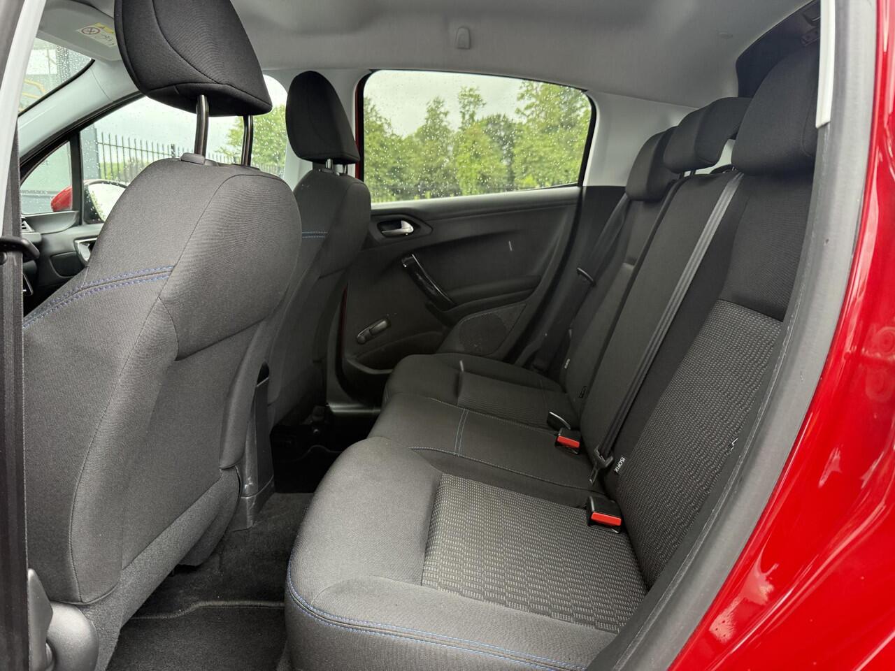 Peugeot 208 1.2 PureTech Signature Navi,Airco,Cruise,PDC,Trekhaak,Carplay,Elek ramen,N.A.P,Nieuwe APK bij Aflevering