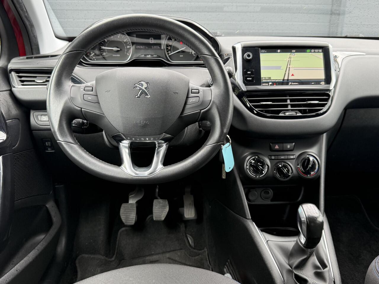 Peugeot 208 1.2 PureTech Signature Navi,Airco,Cruise,PDC,Trekhaak,Carplay,Elek ramen,N.A.P,Nieuwe APK bij Aflevering