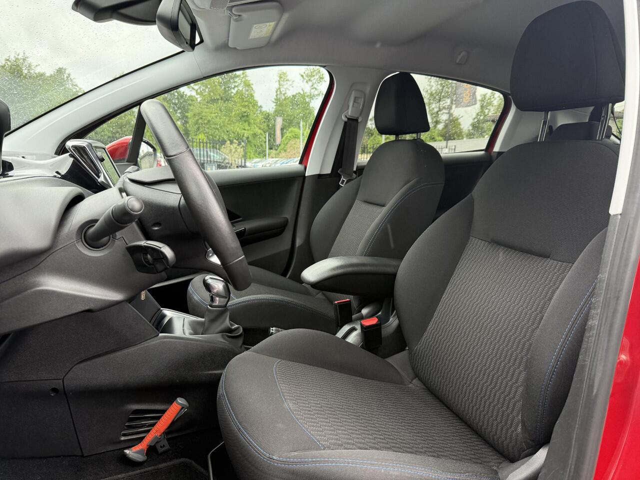 Peugeot 208 1.2 PureTech Signature Navi,Airco,Cruise,PDC,Trekhaak,Carplay,Elek ramen,N.A.P,Nieuwe APK bij Aflevering