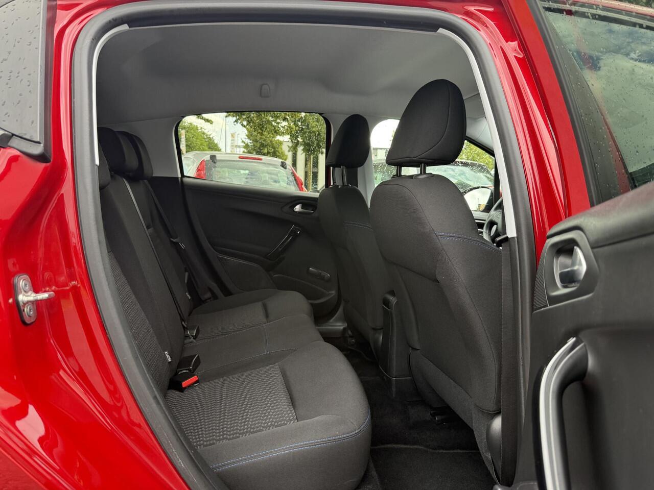 Peugeot 208 1.2 PureTech Signature Navi,Airco,Cruise,PDC,Trekhaak,Carplay,Elek ramen,N.A.P,Nieuwe APK bij Aflevering