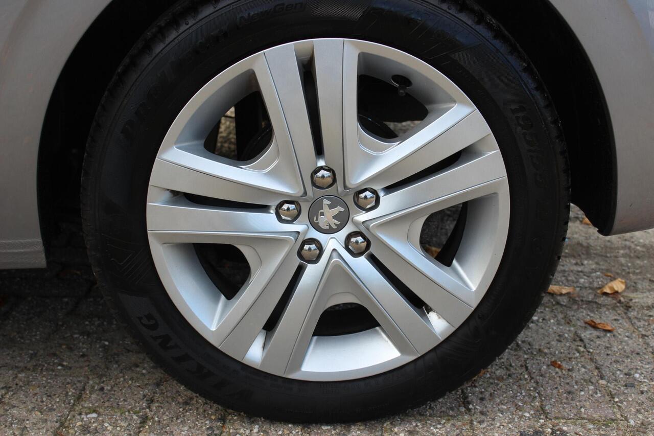 Peugeot 208 1.2 PureTech Signature, Navigatie!