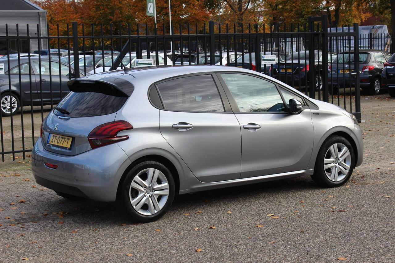 Peugeot 208 1.2 PureTech Signature, Navigatie!