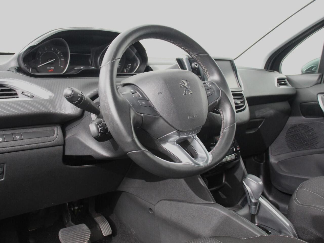 Peugeot 208 1.2 PureTech 110pk Automaat Allure | Cruise control | Parkeersensoren achter | LED | Navigatie | Climate Control | Extra Getint glas | Lichtmetalen Velgen