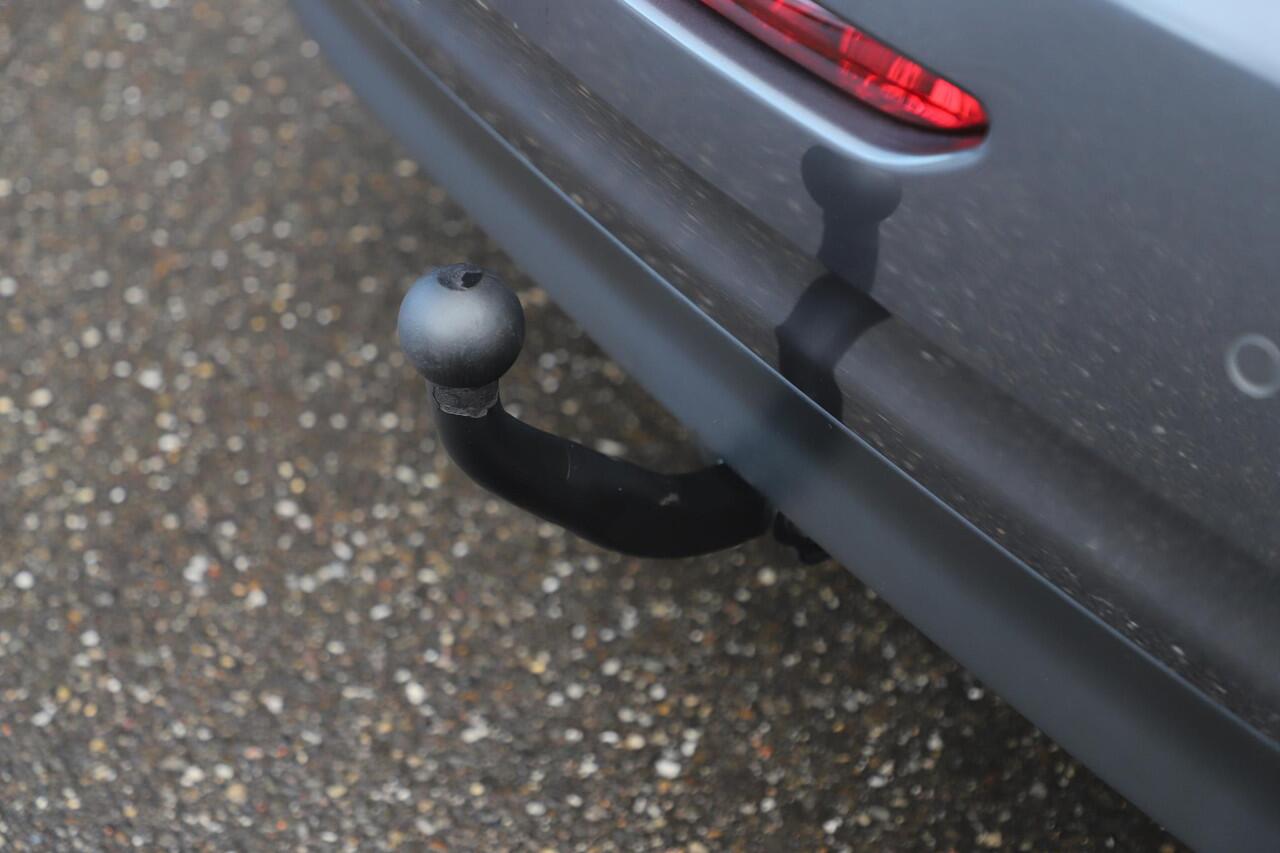 Peugeot 208 1.5 BlueHDi Blue Lease Allure 101PK Trekhaak Navigatie Carplay Android 16 inch LMV Climate Cruise Control