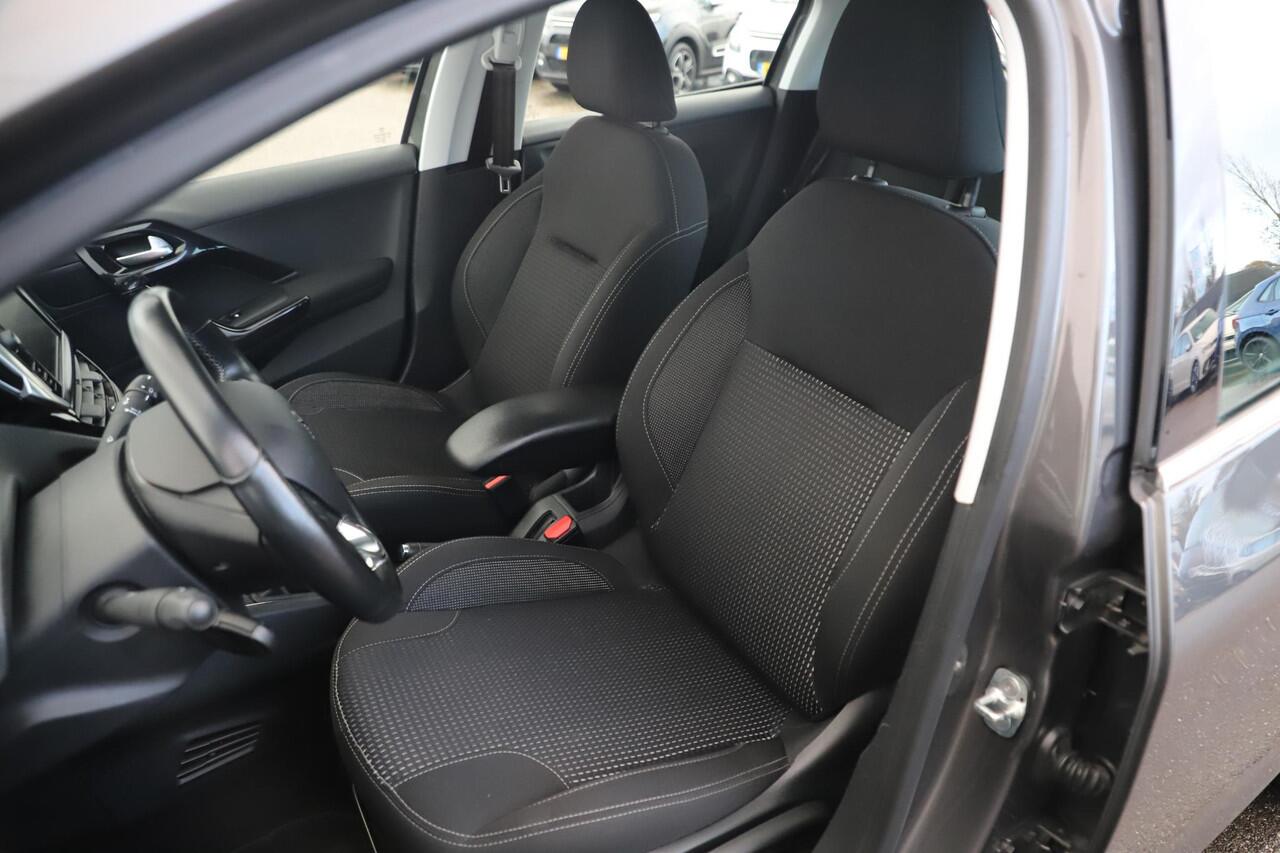 Peugeot 208 1.5 BlueHDi Blue Lease Allure 101PK Trekhaak Navigatie Carplay Android 16 inch LMV Climate Cruise Control