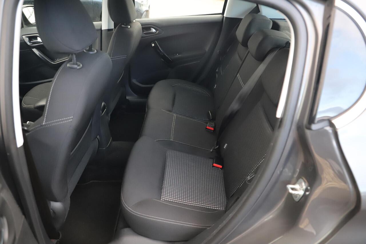 Peugeot 208 1.5 BlueHDi Blue Lease Allure 101PK Trekhaak Navigatie Carplay Android 16 inch LMV Climate Cruise Control