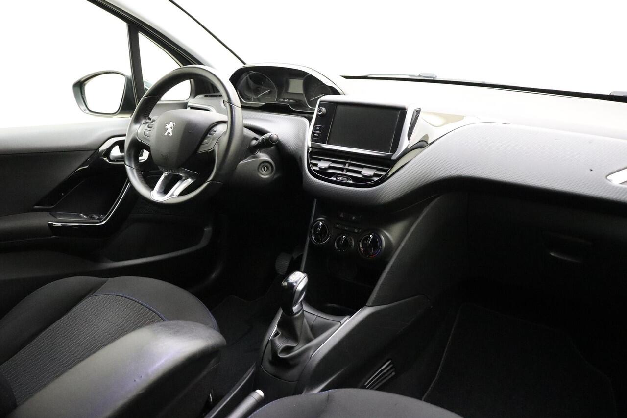 Peugeot 208 1.2 PureTech Signature 82 PK | Handgeschakeld | Airco | Navigatie | Cruise Control | Parkeersensor | Armsteun | Bluetooth | 1e eigenaar
