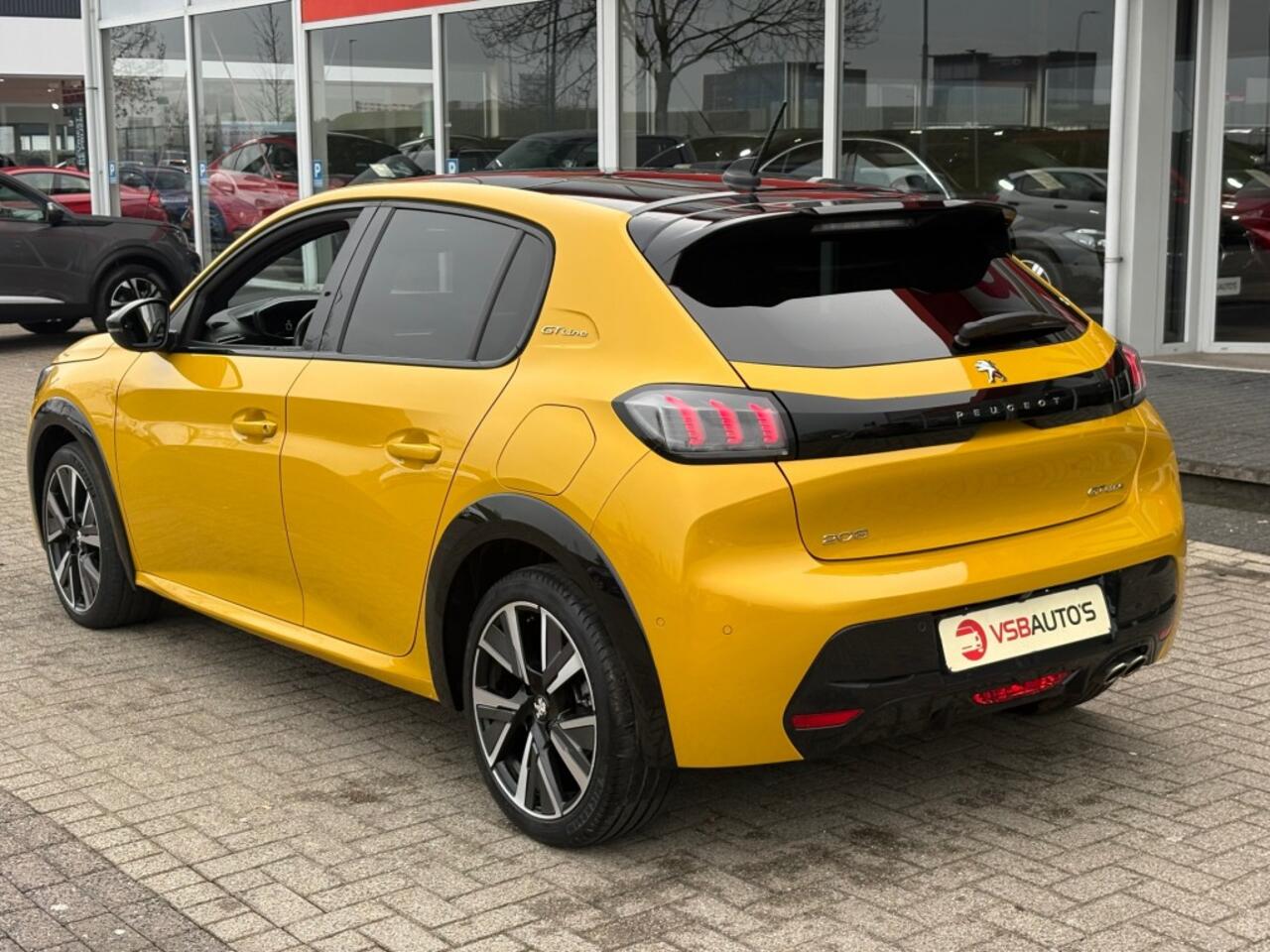 Peugeot 208 1.2 PURETECH 130PK AUT. GT-LINE PANO-DAK NAVI CAMERA CARPLAY AIRCO LMV PDC