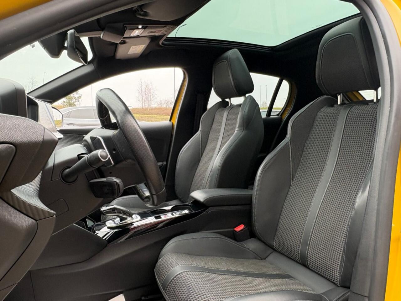 Peugeot 208 1.2 PURETECH 130PK AUT. GT-LINE PANO-DAK NAVI CAMERA CARPLAY AIRCO LMV PDC