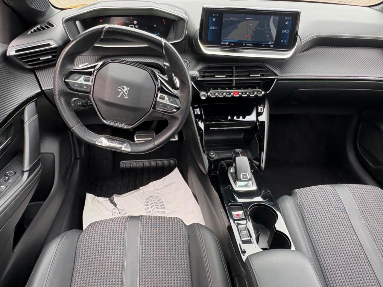 Peugeot 208 1.2 PURETECH 130PK AUT. GT-LINE PANO-DAK NAVI CAMERA CARPLAY AIRCO LMV PDC