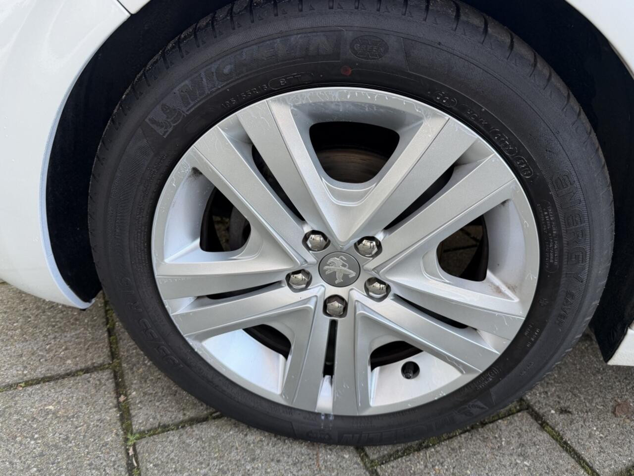 Peugeot 208 1.2 PureT. Signature