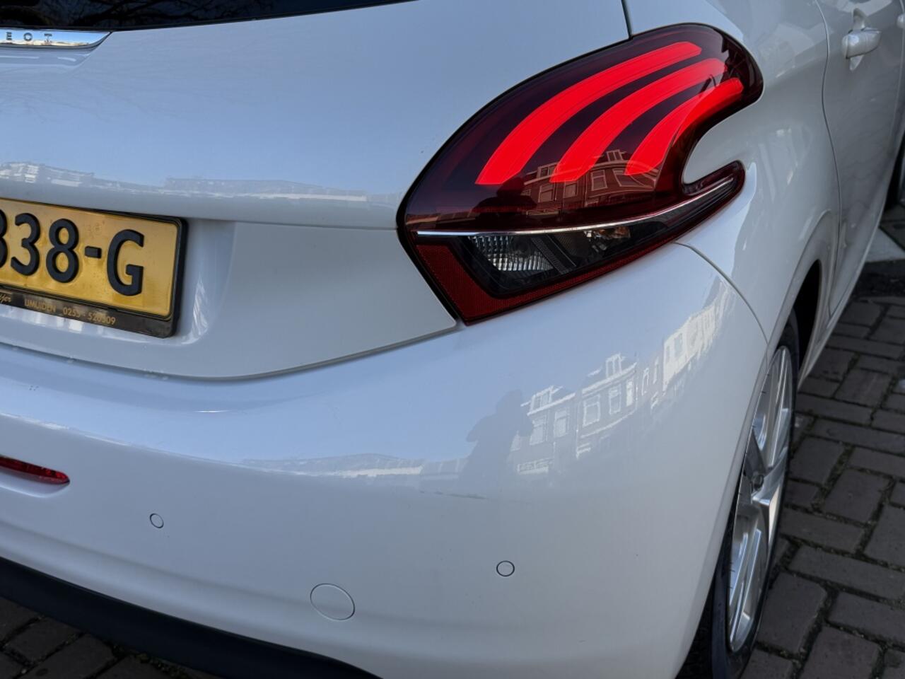 Peugeot 208 1.2 PureT. Signature