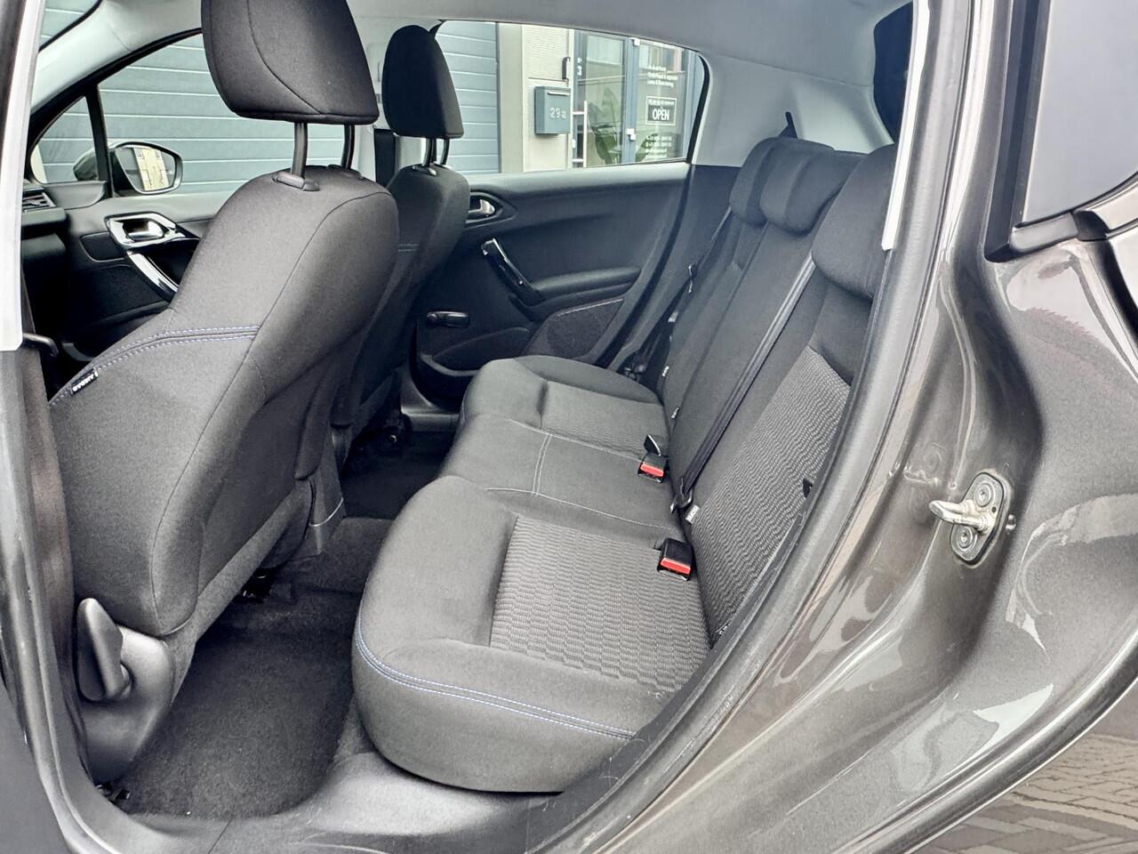 Peugeot 208 1.2 Signature/ 110 PK Vol Automaat/ Touchscreen/ Licht- regensensor