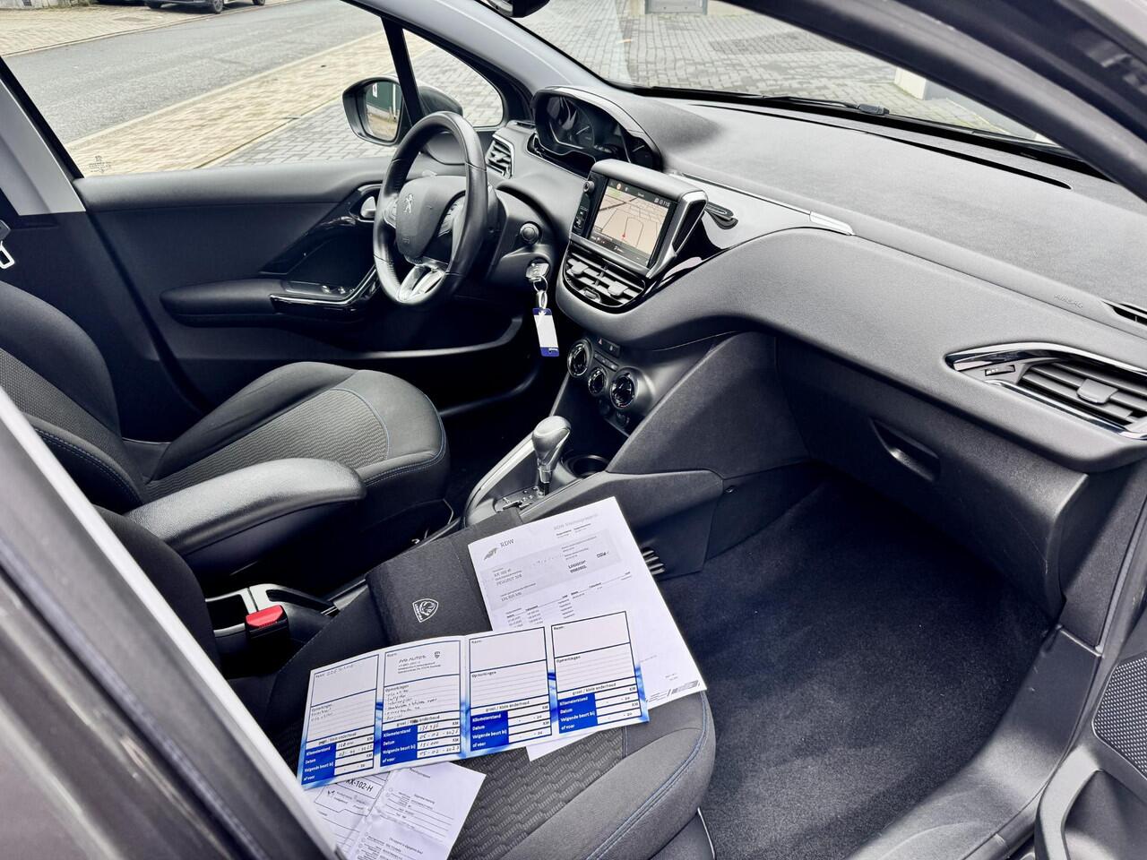 Peugeot 208 1.2 Signature/ 110 PK Vol Automaat/ Touchscreen/ Licht- regensensor