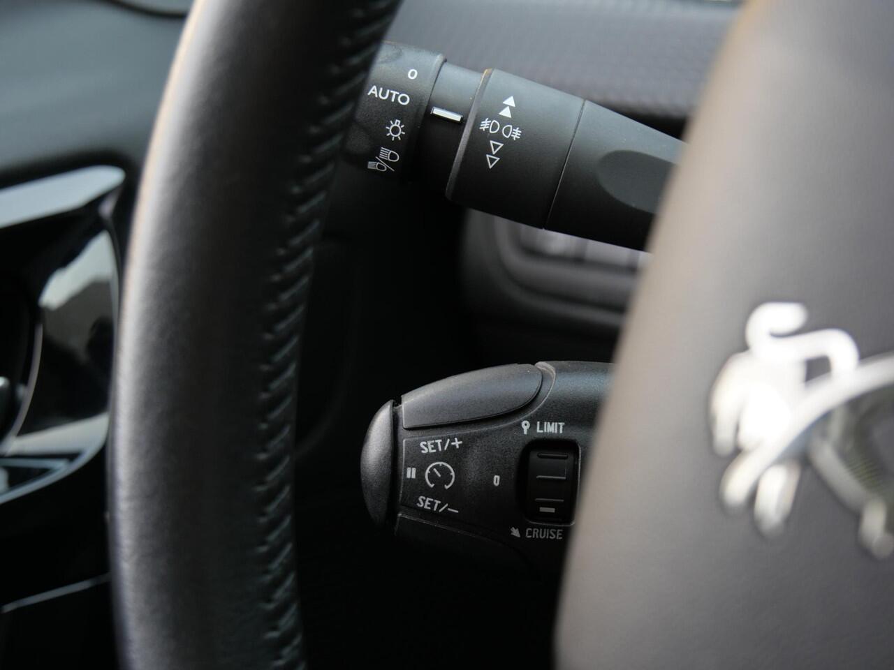 Peugeot 208 1.2 110PK SIGNATURE/ PACK CONNECT/ CARPLAY & ANDROID/ PDC ACHTER