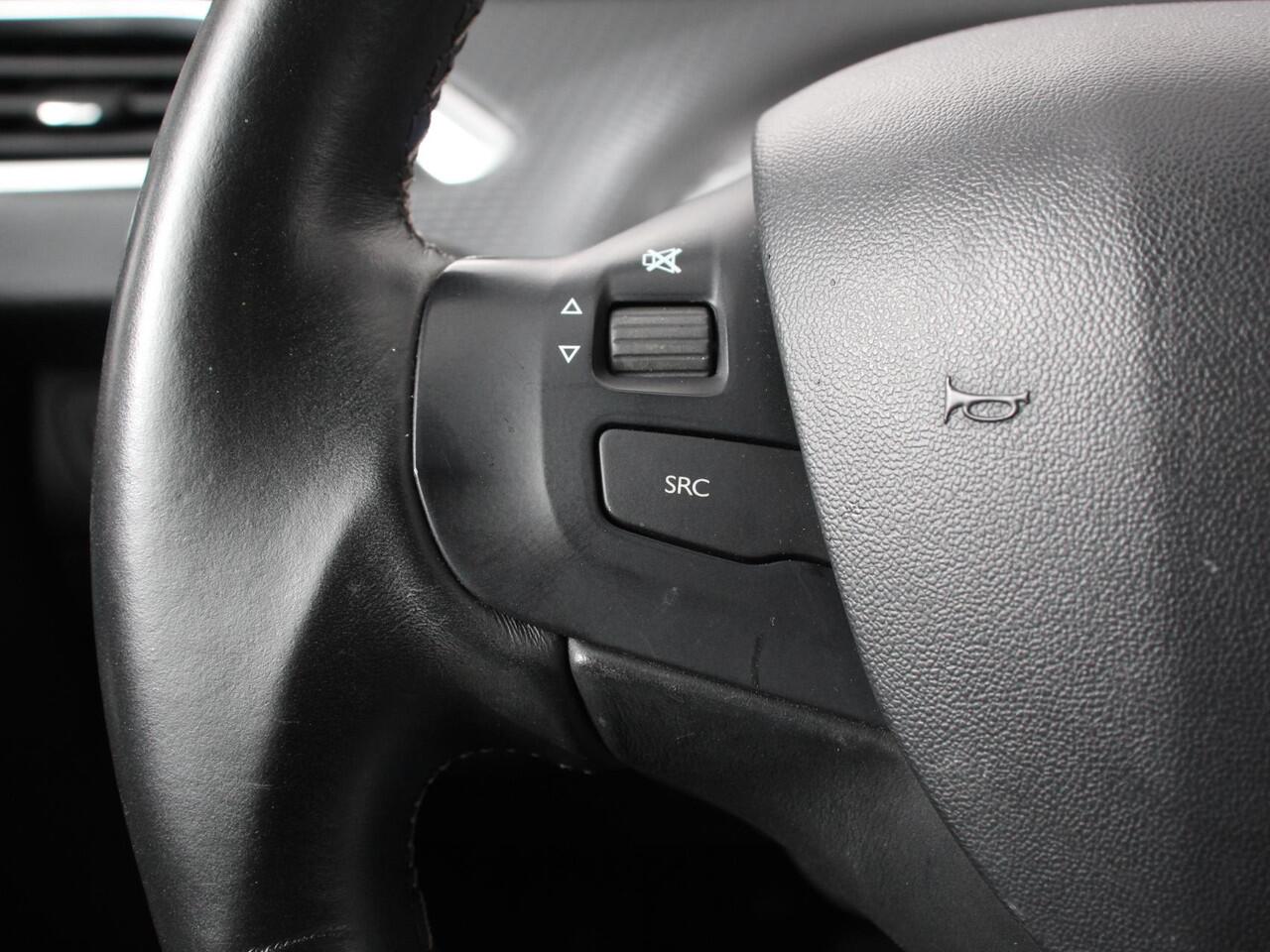 Peugeot 208 1.2 PureTech 110pk Automaat Allure Cruise control Parkeersensoren achter LED Navigatie Climate Control Extra Getint glas Lichtmetalen Velgen