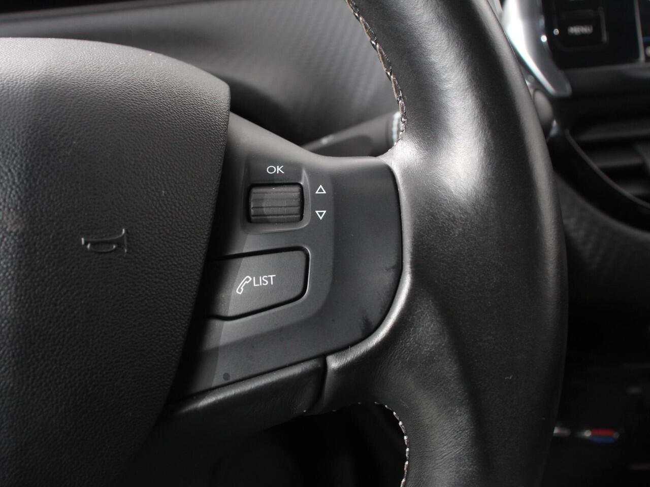 Peugeot 208 1.2 PureTech 110pk Automaat Allure Cruise control Parkeersensoren achter LED Navigatie Climate Control Extra Getint glas Lichtmetalen Velgen