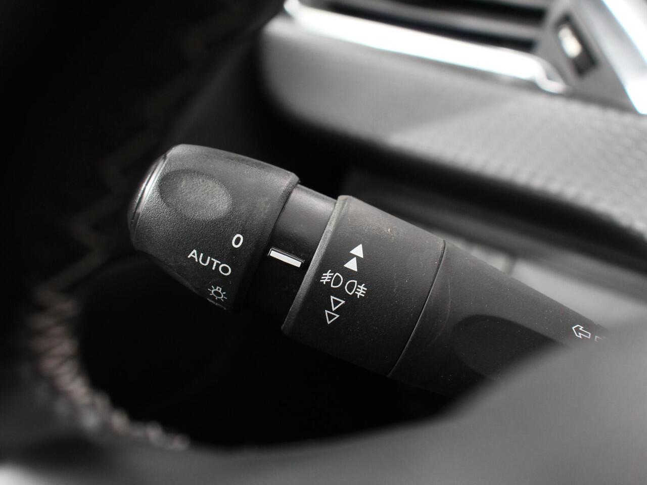 Peugeot 208 1.2 PureTech 110pk Automaat Allure Cruise control Parkeersensoren achter LED Navigatie Climate Control Extra Getint glas Lichtmetalen Velgen