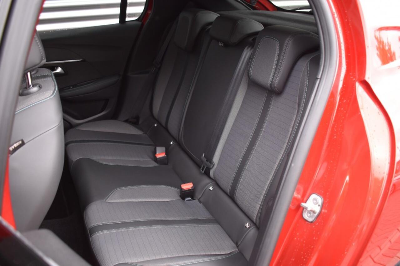 Peugeot 208 1.2 PURETECH ALLURE / NAVI + APP CONNECT / ECC / PDC / LED PAKKET