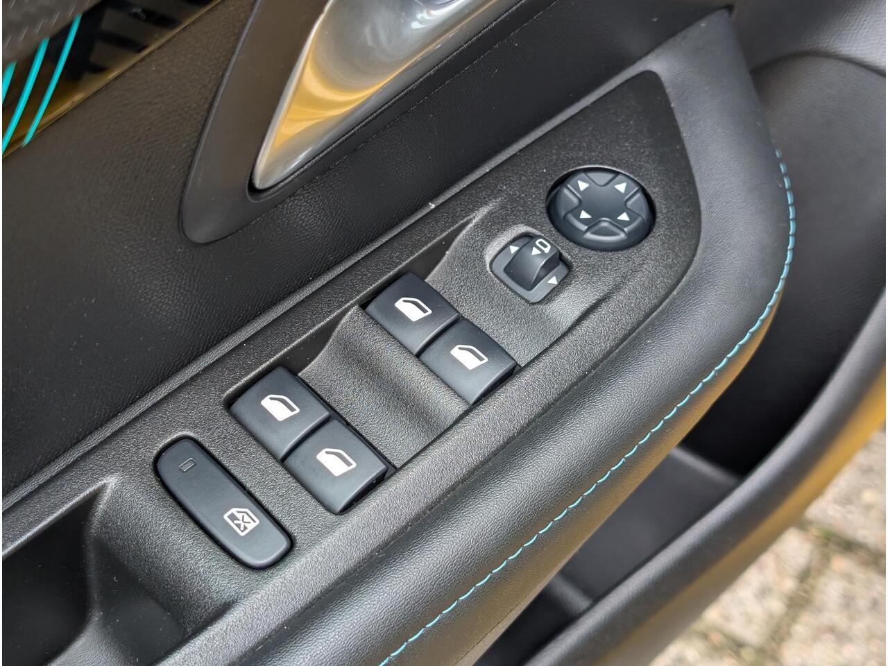 Peugeot 208 Allure 1.2 Turbo 100pk | PANODAK | STOELVERW. | DEALERONDERHOUDEN | NAVI | CAMERA |