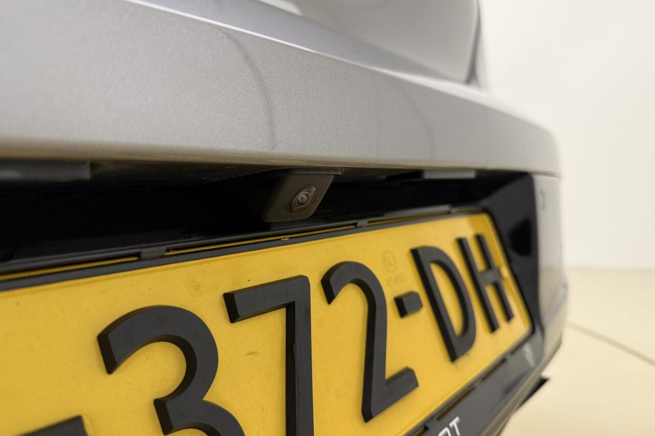 Peugeot 208 1.2T Blue Lease Allure 100pk | Climate Control | Camera | Navigatie | Apple Carplay & Android Auto | Parkeersensoren voor & achter | Full LED