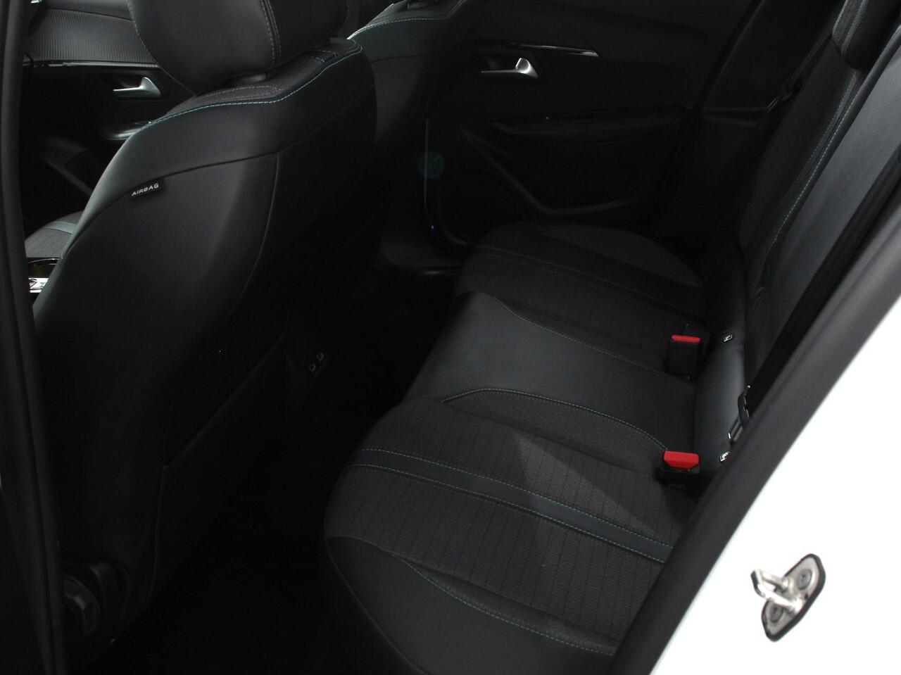 Peugeot 208 1.2 PureTech 101pk Allure Sky | Navigatie | Apple Carplay/Android Auto | Climate Control | Panorama dak | Stoelverwarming | Lichtmetalen Velgen | Digitale Cockpit