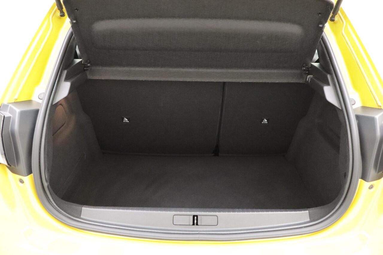 Peugeot 208 1.2 PureTech Allure 100pk | 17 inch LM velgen | Apple carplay/android auto |