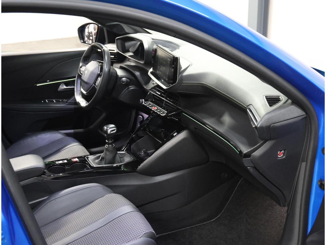 Peugeot 208 1.2 100PK GT-Line | AppleCarplay/Android Auto | 17"LMV | Camera | Keyless | Cruise Control | Climate Control | Camera | FULL LED | Two-Tone | Sfeerverlichting | Isofix | Privacy Glass |