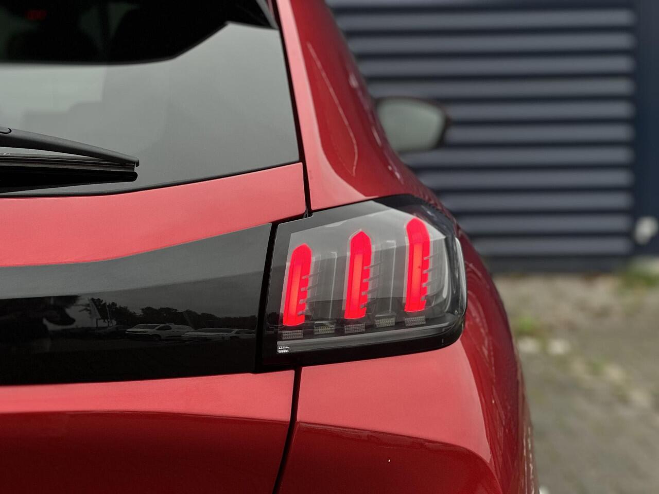 Peugeot 208 1.2 PureTech 100pk Allure Pack | Trekhaak | Keyless start | Navigatie | Climate Control | Parkeercamera/-sensoren | Appel Carplay/Android Auto | Full LED | Cruise Control | DAB |